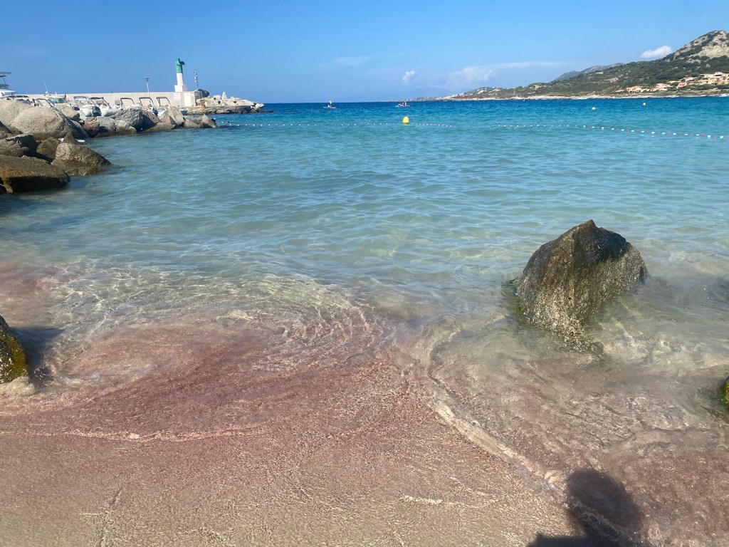 Corsica – Giorni 7, 8, 9 e… 10: ultimi bagni, crêpes e saluti con la sabbia ancora addosso&nbsp;🏖️💛